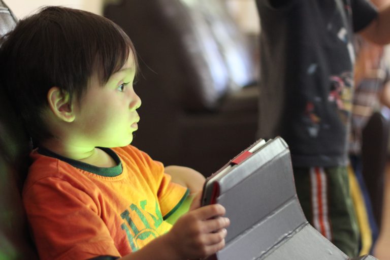 Niño jugando con una tablet, de, la educación en la era digital del blog de Kokoro Kids,